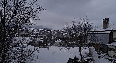 Eskişehir'in yüksek kesimlerine kar yağdı