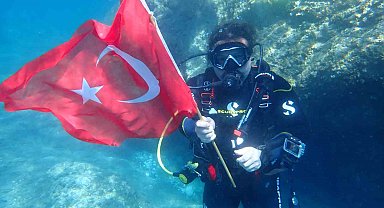 Eskişehirli dalgıçlar 30 metre su altında Çanakkale Zaferi'ni kutladılar
