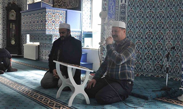 Ezan yarışmasında birinci olan imam güzel sesiyle mahalleliyi namaza teşvik ediyor