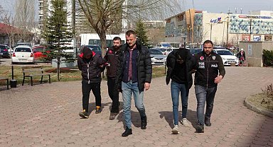 Fiorentinalı futbolcunun burnunu kıran ve sahaya giren iki taraftar tutuklandı