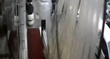 Fırtınan uçurduğu çatının altında kalmaktan son anda kurtuldu