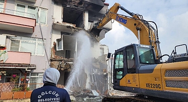Gölcük'teki patlamada ağır hasarlı binanın yıkımı tamamlandı