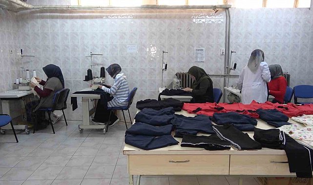 Gönüllü kadınlar depremzedeler için kıyafet üretiyor