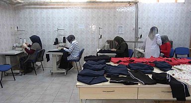 Gönüllü kadınlar depremzedeler için kıyafet üretiyor