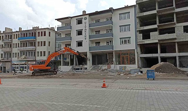 Gürün'de deprem sonrası hasar gören binaların yıkımına başlandı