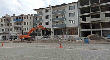 Gürün'de deprem sonrası hasar gören binaların yıkımına başlandı
