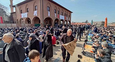 Hacı Bayram Veli Camii'nde binlerce vatandaş, depremde vefat edenlere dua etti