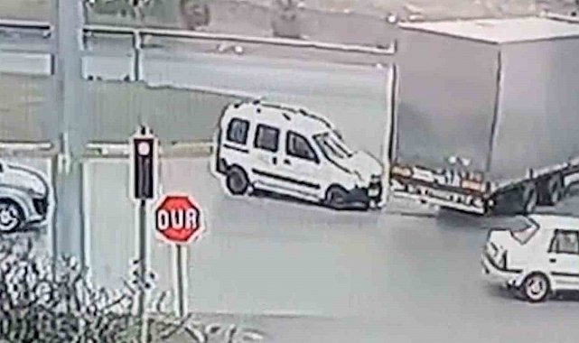 Hafif ticari araç ile tırın çarpışması kamerada