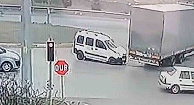 Hafif ticari araç ile tırın çarpışması kamerada