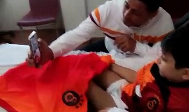 Hastanede tedavi olan Ömer Halis, Galatasaraylı futbolcular ile görüştü
