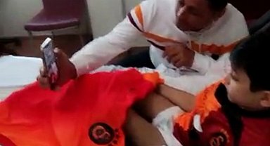Hastanede tedavi olan Ömer Halis, Galatasaraylı futbolcular ile görüştü