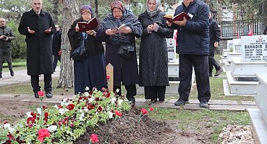 Hava şehitliğinde anma töreni