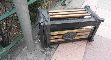 Hıncını çöp kutusunu devirerek çıkardı