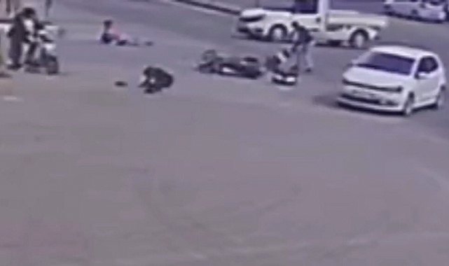 İki motosiklet kafa kafaya çarpıştı, 4 kişi yola savruldu, kaza anı kameraya yansıdı