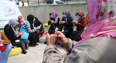 İlmek ilmek örgülerle depremzede kadınlar hayata tutunuyor