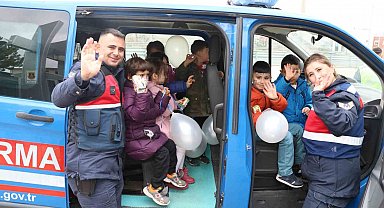 Jandarma ekipleri çocuklara jandarmayı tanıttı