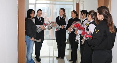 Jandarma ekipleri depremzede kadınların Kadınlar Günü'nü kutlandı