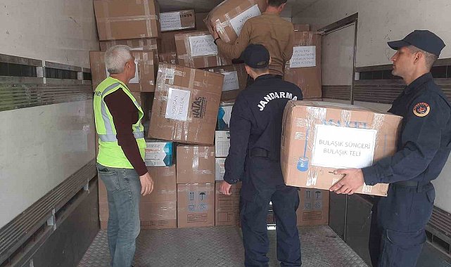 Jandarma personelleri depremzedelere yardım malzemesi gönderdi