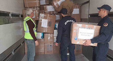 Jandarma personelleri depremzedelere yardım malzemesi gönderdi