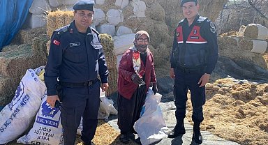 Jandarmadan kadınlara 8 Mart karanfili