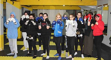 Kadınlar, şiddete karşı kick boks ve muaythai öğreniyor
