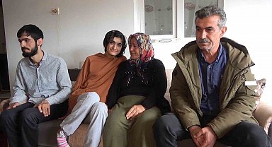 Kanser hastası anne, deprem anını gözyaşlarıyla anlattı: Eşi ve engelli iki çocuğuyla hayata tutunuyor