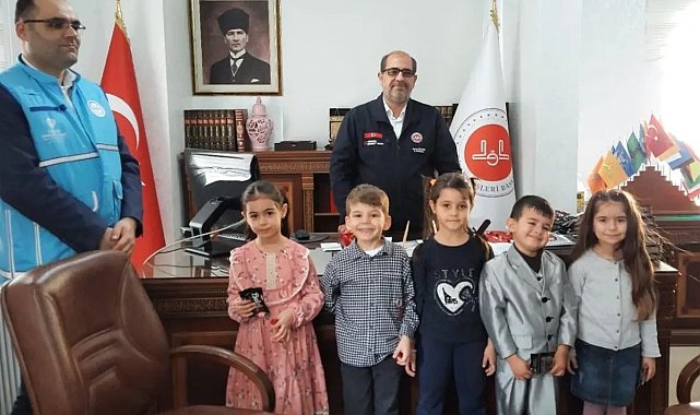 Karaman'da minikler kumbaralarını depremzedelere bağışladı