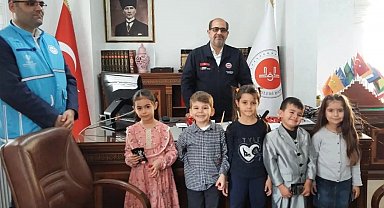 Karaman'da minikler kumbaralarını depremzedelere bağışladı