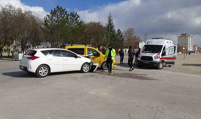 Karaman'da otomobil ile ticari taksi çarpıştı: 1 yaralı