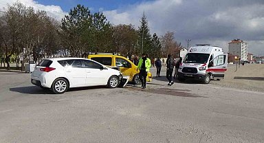 Karaman'da otomobil ile ticari taksi çarpıştı: 1 yaralı
