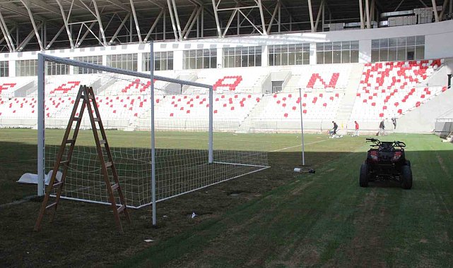 Karaman'ın yeni şehir stadyumunun kale direkleri takıldı, saha çizgileri de çizildi