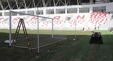Karaman'ın yeni şehir stadyumunun kale direkleri takıldı, saha çizgileri de çizildi