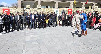 Karatay'ın "Bir Destandır Çanakkale" tiyatro gösterisi yoğun ilgi görüyor