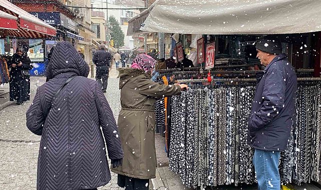 Karlı ve soğuk havaya rağmen alışveriş kalabalığı dikkat çekti