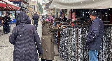 Karlı ve soğuk havaya rağmen alışveriş kalabalığı dikkat çekti