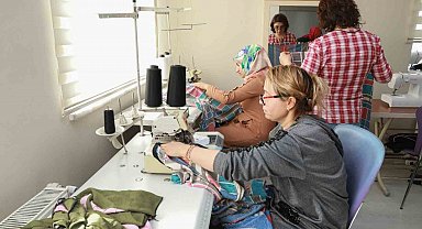 KAYMEK, depremzedelere çocuk ve yetişkin kıyafetleri dikiyor