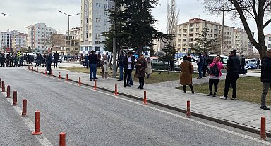 Kayseri 4.7 büyüklüğündeki depremle sallandı, vatandaşlar sokağa döküldü
