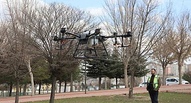 Kayseri Büyükşehir'den drone ile park ilaçlama hizmeti