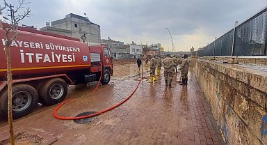 Kayseri, Deprem Bölgesinin Yanı Sıra Sel Yaşanan Bölgelerin de Yardımına Koştu