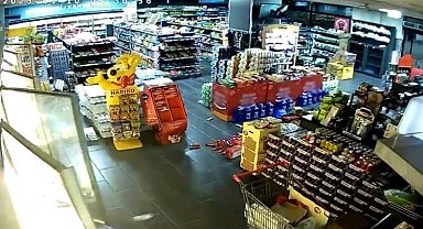 Kayseri'deki deprem kamerada: Raflardaki ürünler yere saçıldı