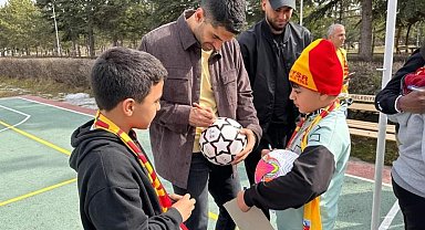Kayserisporlu futbolcular, depremzede çocukların yüzünü güldürdü