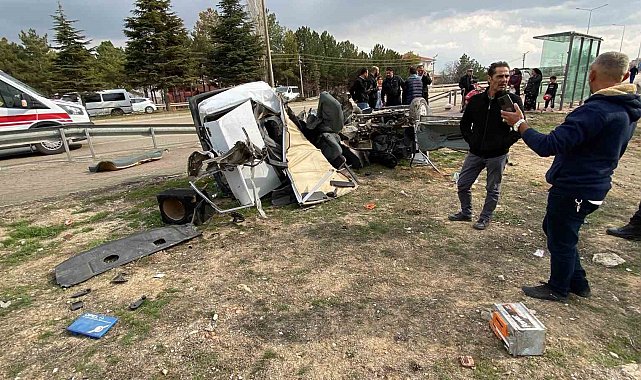 Kaza yapan otomobil parçalandı: 1 ölü, 1 yaralı