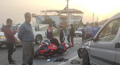 Kazada savrulan motosiklet sürücüsünü taktığı kask kurtardı