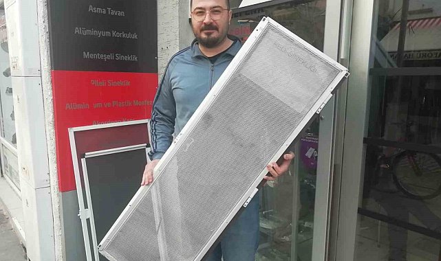 Kediler camdan düşmesinler diye alüminyumdan sineklik üretti
