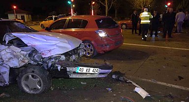 Kırmızı ışıkta bekleyen araçlara çarpıp kaçtı: 3 yaralı