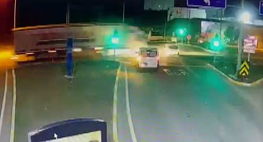 Kırmızı ışıkta geçen tırın hafif ticari araca vurma anı güvenlik kamerasında