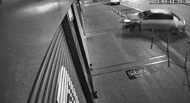 Kontrolden çıkan otomobilin iş yerine çarptığı kaza kameraya yansıdı
