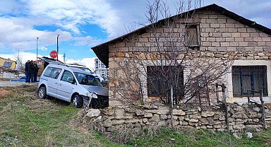 Kontrolden çıkıp evin duvarına çarptı: 5'i çocuk 7 yaralı