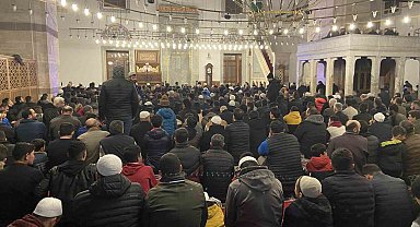 Konya'da ilk teravih namazında camiler doldu