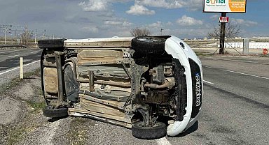 Köpeğe çarpmamak için manevra yapan otomobil takla attı: 1 yaralı